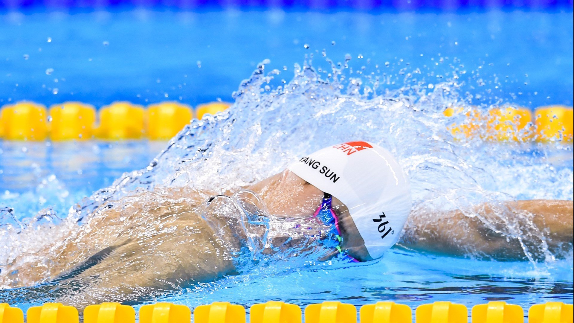 凯瑟琳·伯科夫女子50米仰泳决赛夺冠瞬间，女子50米仰泳半决赛